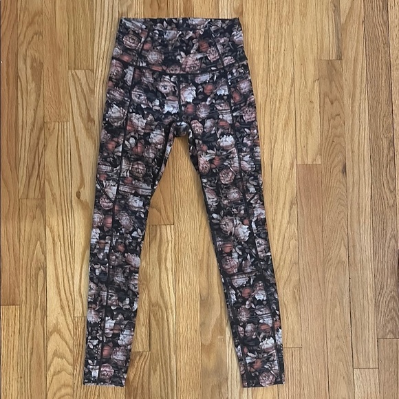 Lululemon sz 4 Fast & Free 7/8 Tight II *Nulux 25"
Peony Multi Floral Print VGUC - Picture 3 of 14